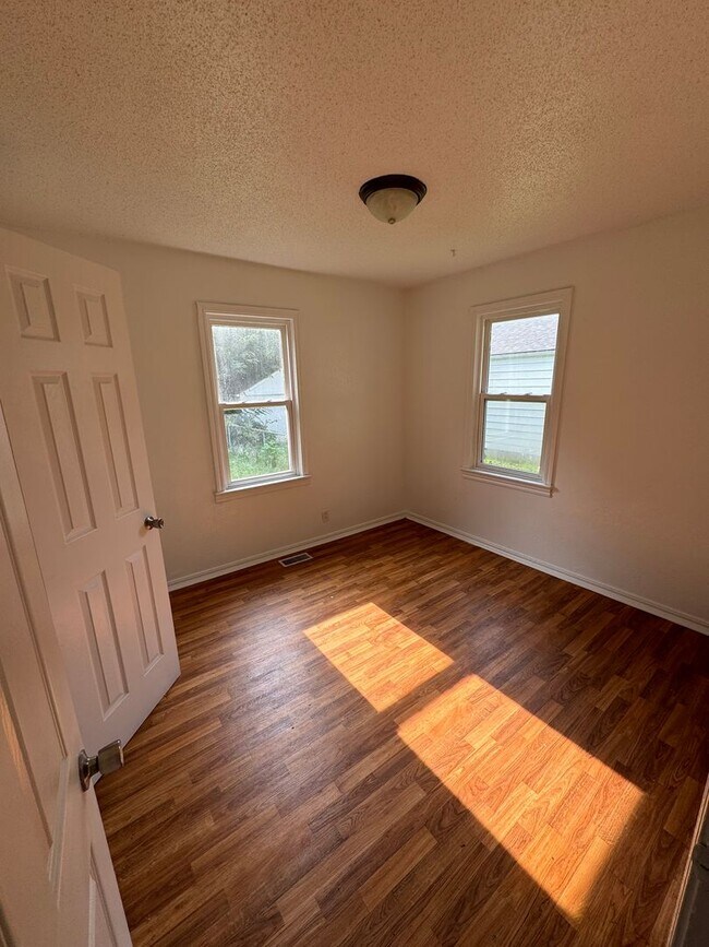 Building Photo - 3 Bedroom, 1 Bath totally fenced-in yard