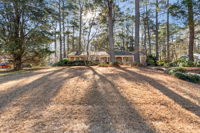 Building Photo - 2201 Knollwood Dr
