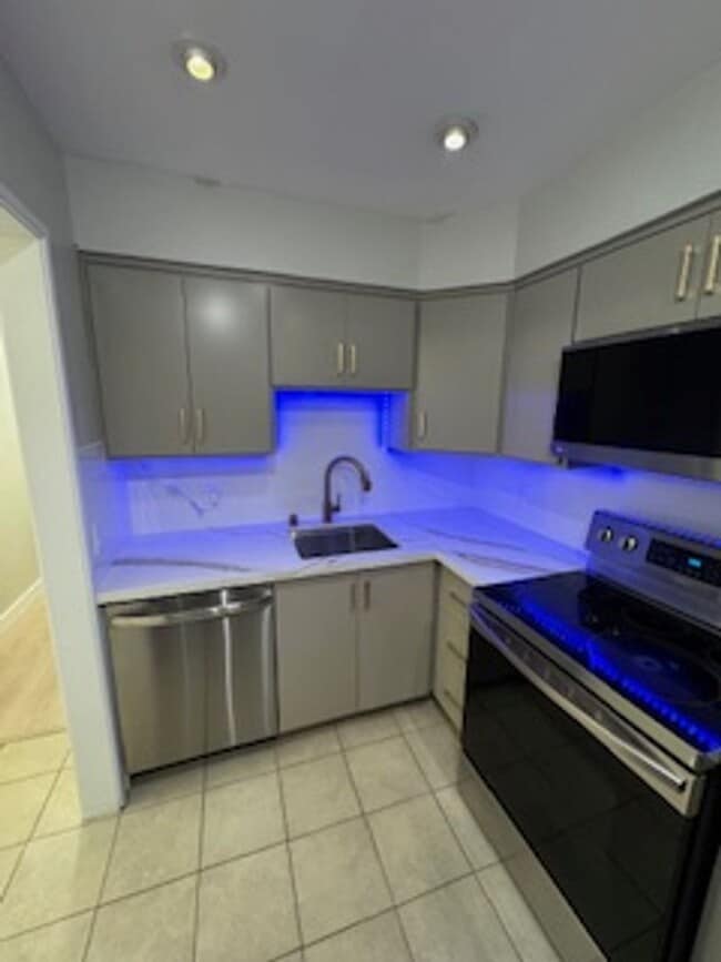 Building Photo - 2 Bedroom 1 Bath Condo