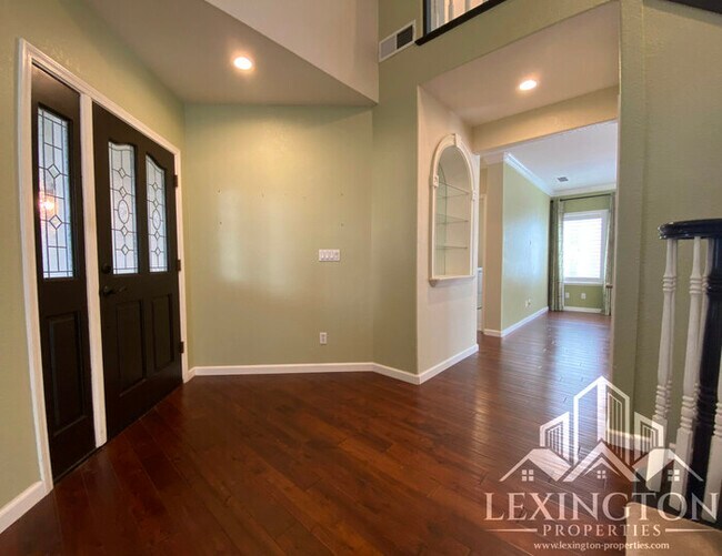 Building Photo - 6118 Cameo Dr