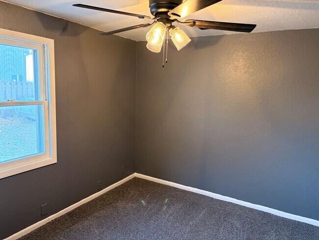 Building Photo - Lovely 3-Bedroom Ranch Style Home!