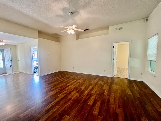 Building Photo - Spacious dog friendly home- Jacksonville