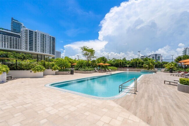 Building Photo - 700 NE 24th St