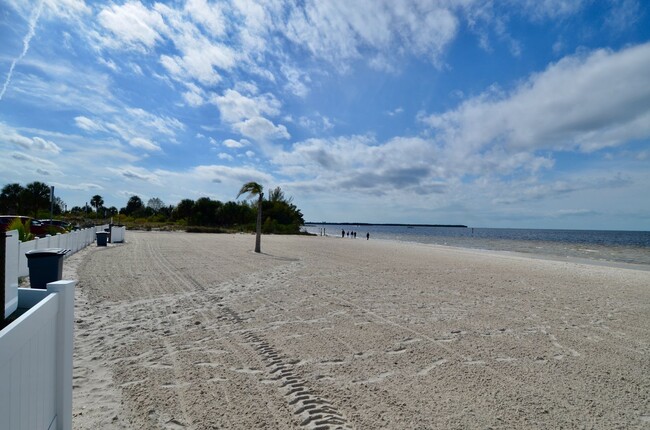 Building Photo - 2 bed 2 bath Turnkey Yearly Rental – Water...