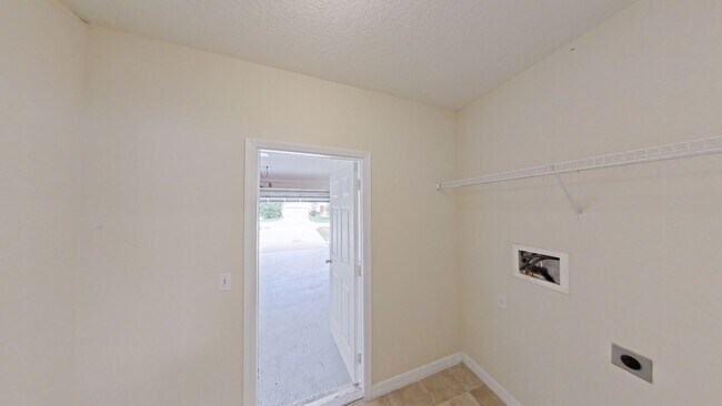 Building Photo - Nice 3/2 in Poinciana