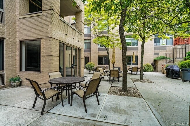 Building Photo - 35 N Chatsworth Ave