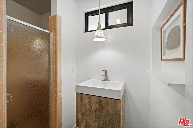 Building Photo - 6558 Lasaine Ave