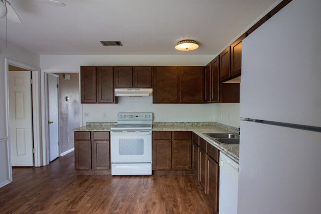 Building Photo - Just Listed 2/1 half duplex home!