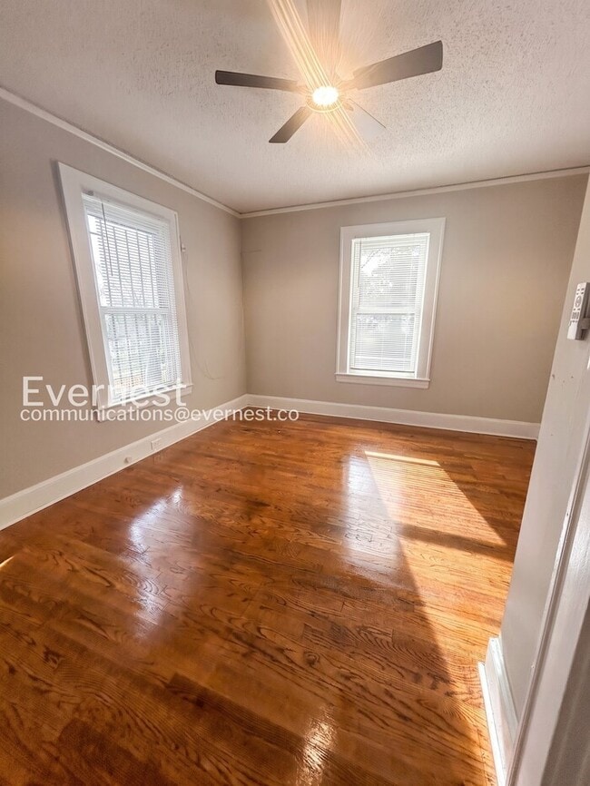 Building Photo - 856 N Cameron Ave