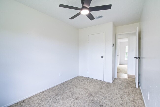 Building Photo - 402 Tresvant Dr