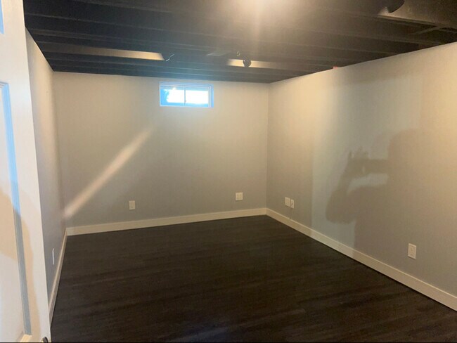 Building Photo - 1410 Golden Valley Dr