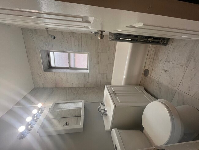 Building Photo - 1624 W Sherwin Ave