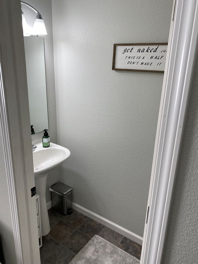 Building Photo - 3bed 2.5 bath Twinhome SORRY NO PETS!!