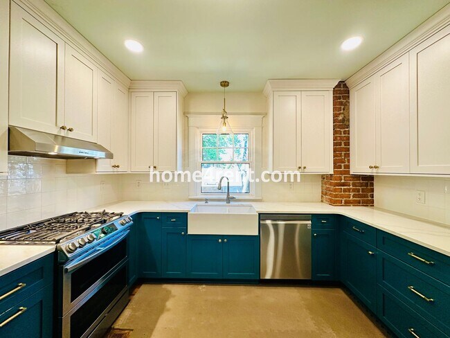 Building Photo - Beautiful, KCMO Home with Historic Charm, Updated Kitchen, Wood Floors and a Fenced Yard!