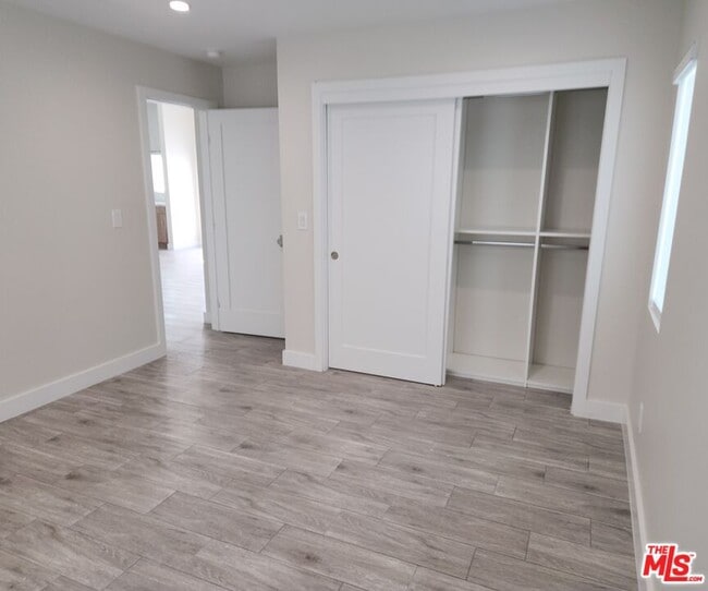 Building Photo - 422 Almond Ave