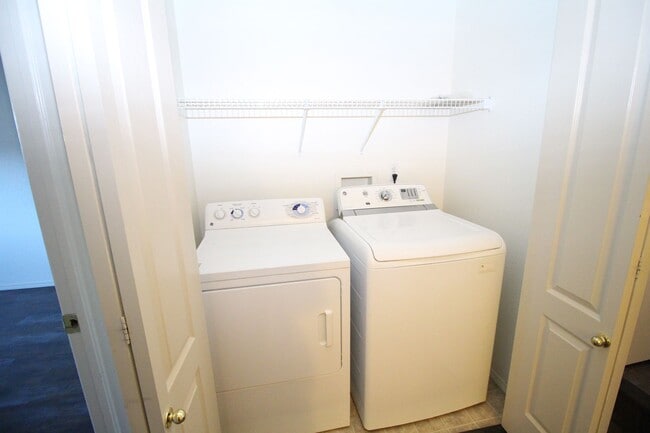 Building Photo - Beautiful 2bdrm 3 bath 2 car garage townhome