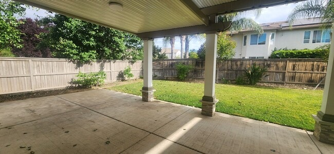 Building Photo - 5 Bedroom Home Behind the Gate of Wisteria Place