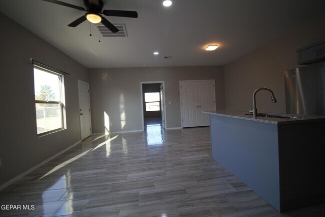 Building Photo - 517 Val Verde St