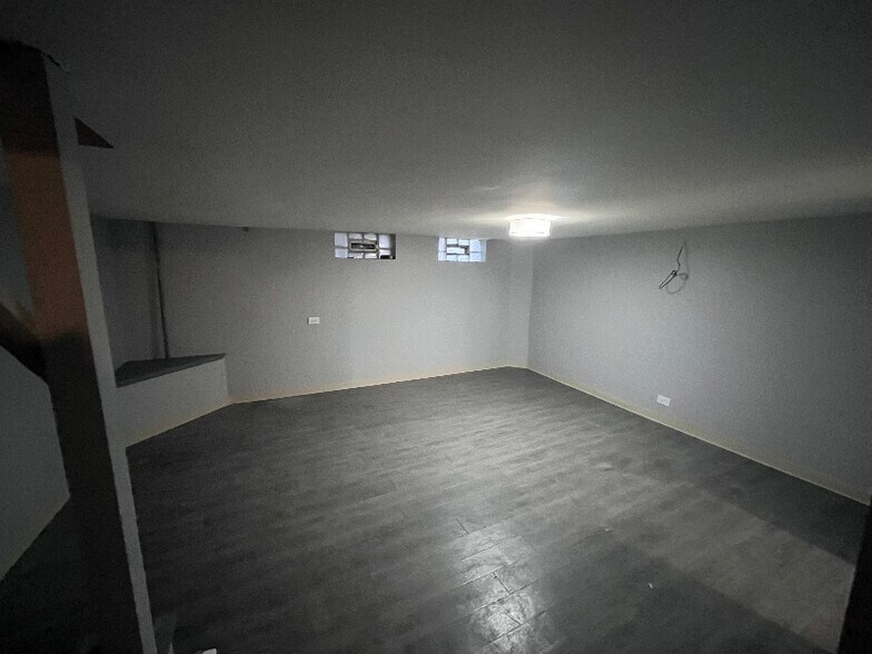 Building Photo - 5055 W Gladys Ave