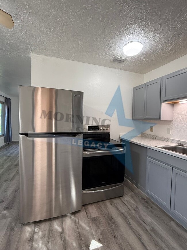 Building Photo - MOVE IN SPECIAL - Sweet 2 Bedroom Home!