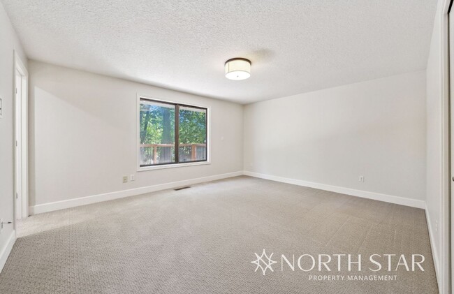 Building Photo - One Level Living in Lake Oswego