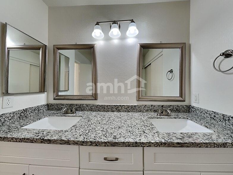 Building Photo - 8710 E Kilarea Ave