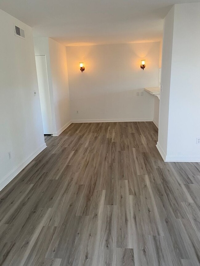 Building Photo - Single Story Duplex in Cardiff