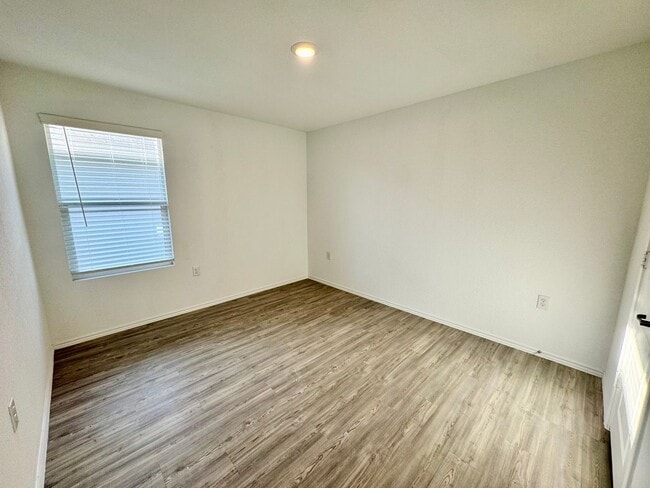 Building Photo - Charming 3/2 Home with Garage, Fenced Backyard & Community Amenities!