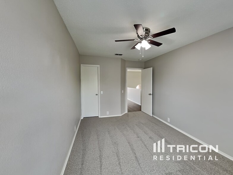 Building Photo - 5320 Tennis Villa Dr