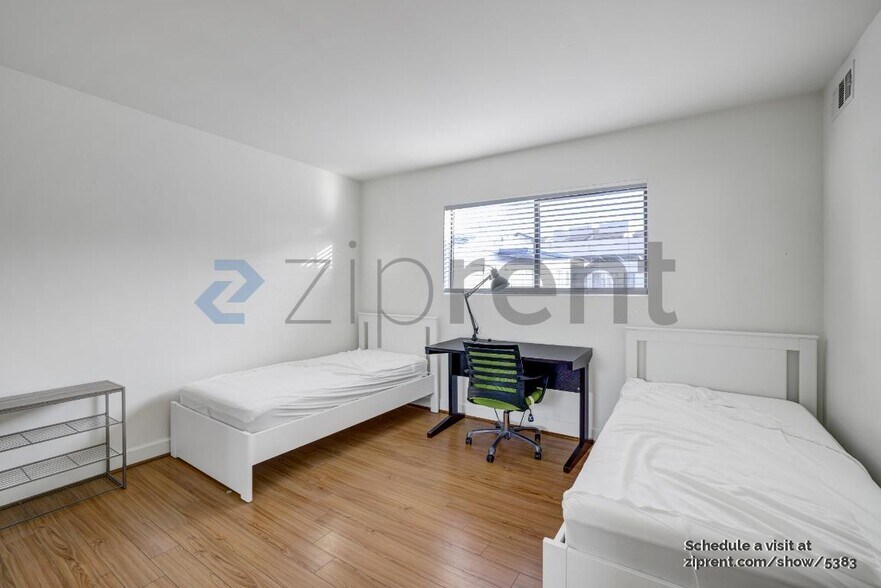 Building Photo - 10982 Roebling Ave