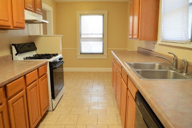 Building Photo - 3904 Fountain Ter