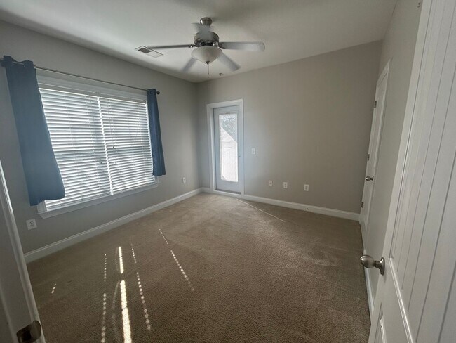 Building Photo - 300 Gateway Condos Dr