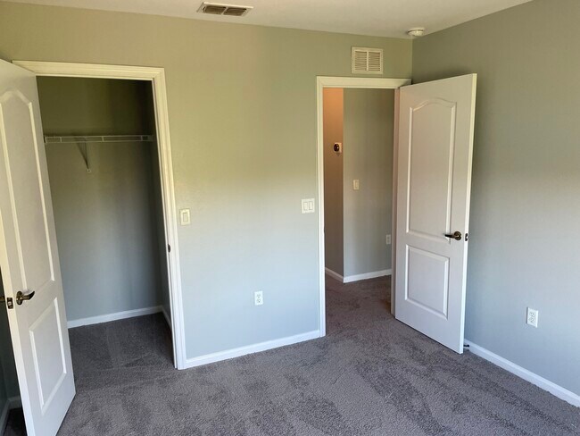 Building Photo - 725 Ventura Dr