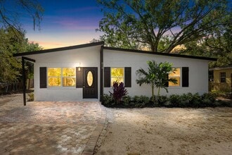 Building Photo - Modern Touches, Classic Charm—Your Bradenton Home Awaits