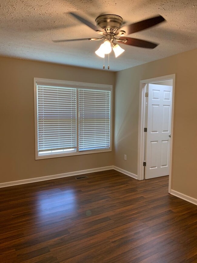 Building Photo - Beautiful 3 Bedroom, 2 Bath Home, With GAR...