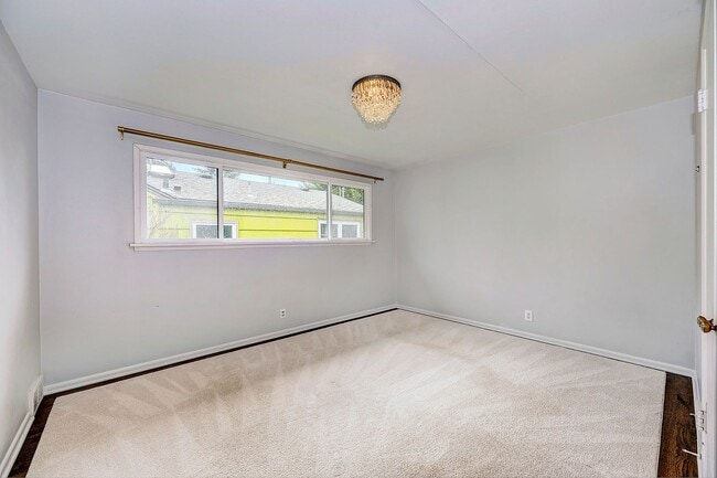 Building Photo - Maple Leaf Rambler