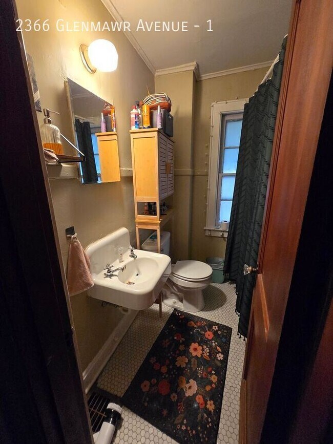 Building Photo - 2366 Glenmawr Ave