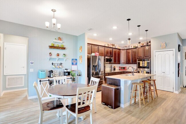 Building Photo - Gorgeous 4/3 in Newberry Corners