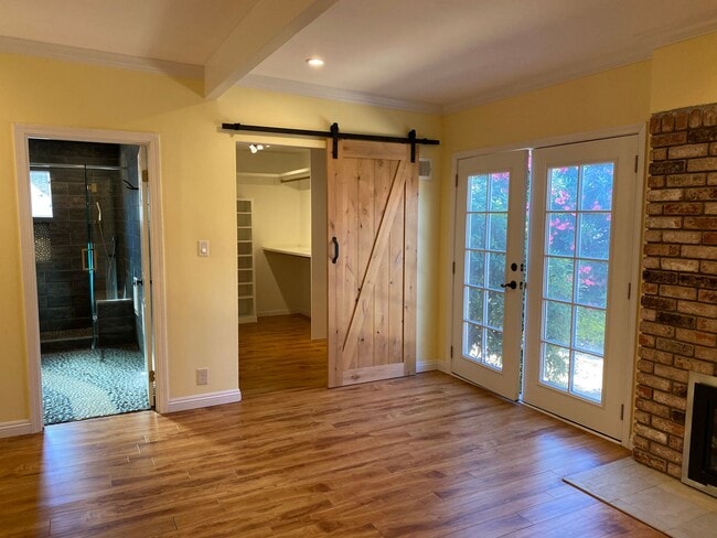 Building Photo - REDWOOD CITY - Beautifully Updated 3BR/2BA