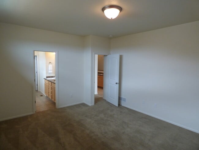 Building Photo - Beautiful 3 Bed / 2 Bath Home in Wellington!