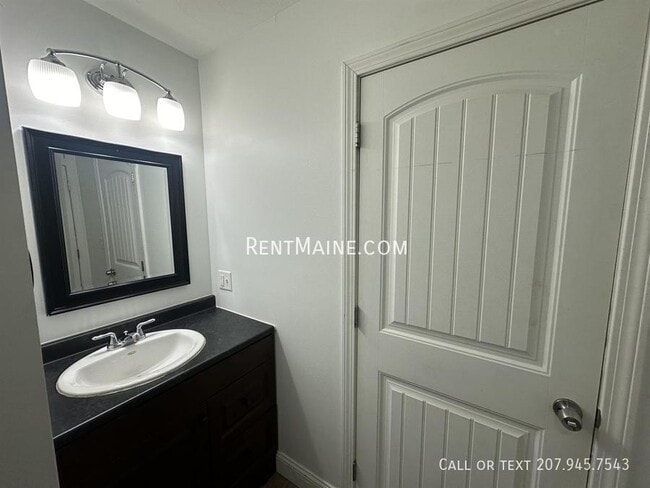 Building Photo - 11 Basketball Ct