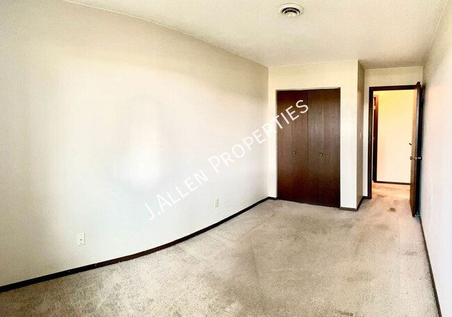 Building Photo - Rarely Available 1 bed, 1 bath