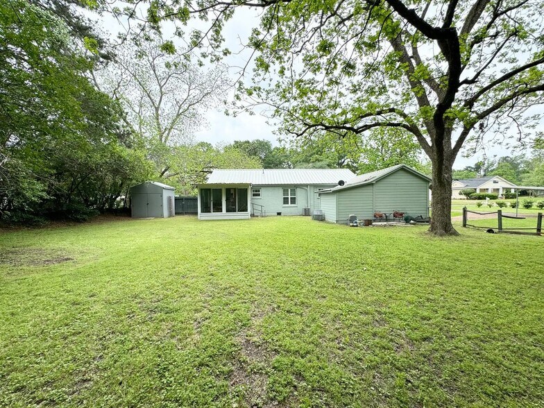 Building Photo - 503 N 7th St