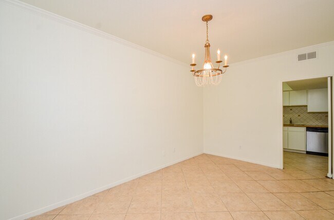 Building Photo - 2100 Tanglewilde St