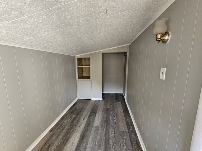 Building Photo - Spacious 2 bedroom 1 bath house for rent!