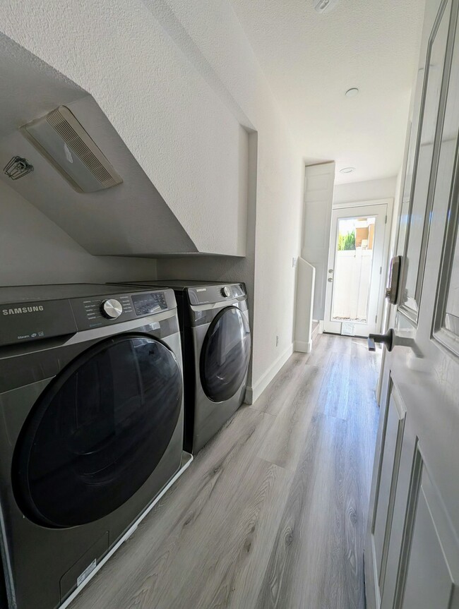 Building Photo - 827 Harmony Pl