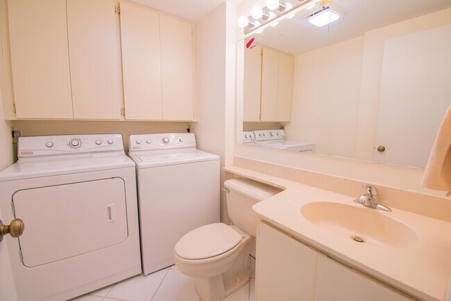 Building Photo - 2410 24th Ct