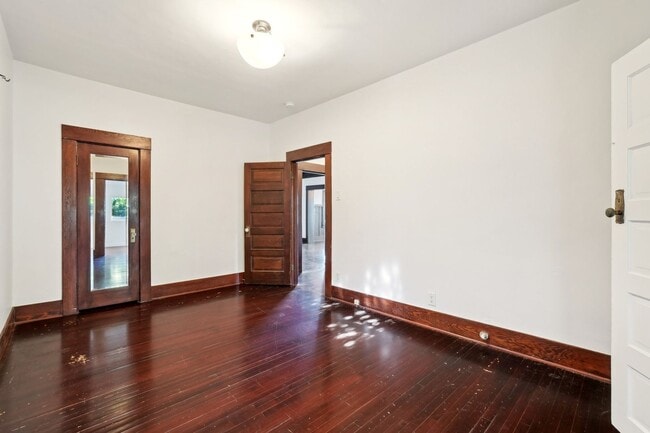 Building Photo - 1044 Manzanita St