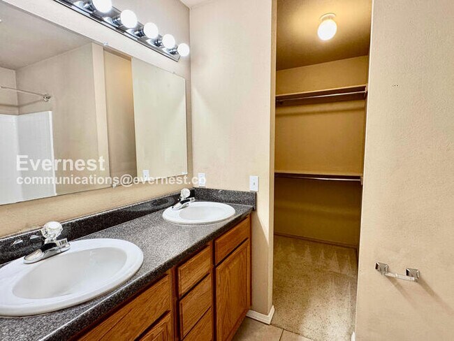 Building Photo - 3 Bed/2 Bath Home with Fenced Yard & Garage / Pet-Friendly / Available Now!