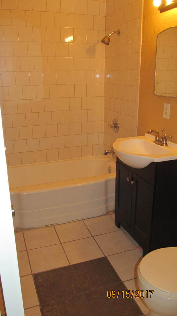 Building Photo - 2 bedroom/1 bathroom - Centrally Located i...